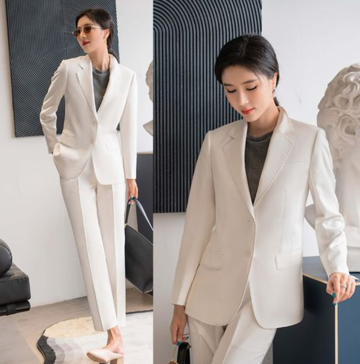 白色職業(yè)裝的魅力,需要絲襪和高跟鞋襯托